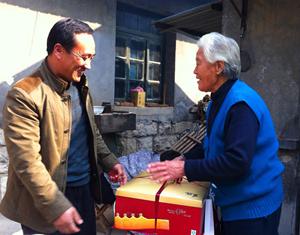 Волость Юечжуан уезда Июань: старики в возрасте 70 лет и старше получают торт ко дню рождения