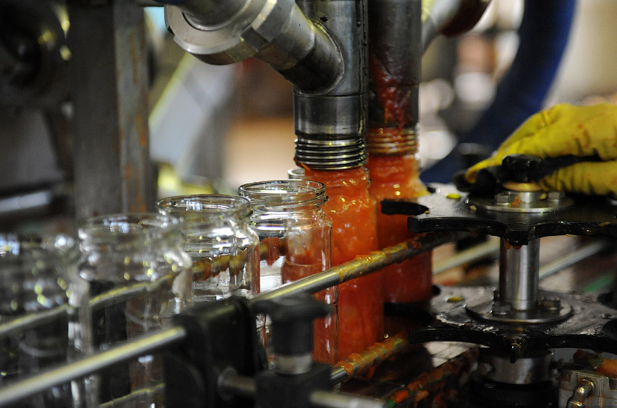 Фото: процесс производства консервов из овощей в России