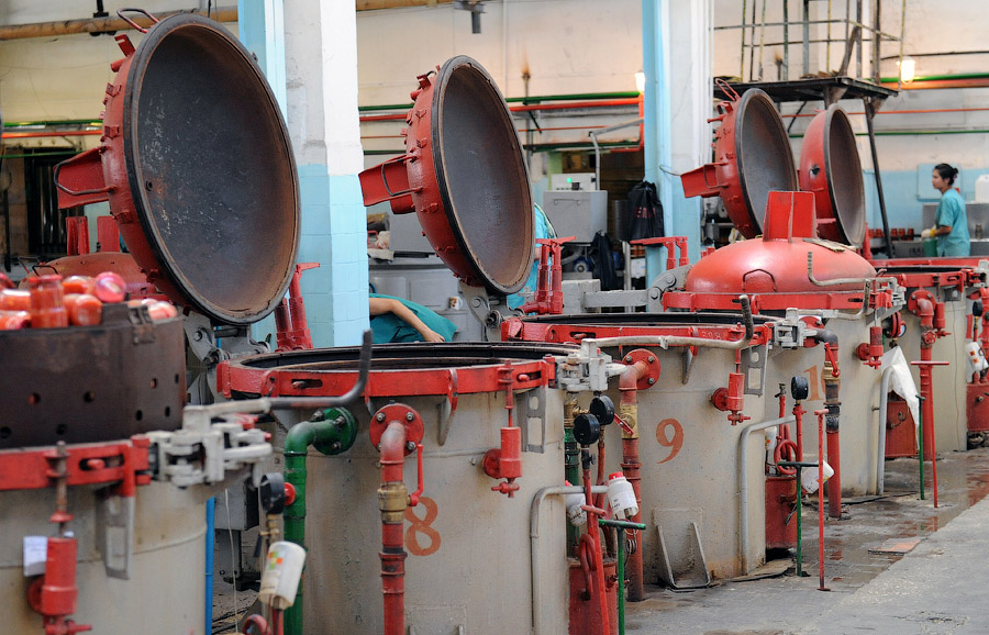 Фото: процесс производства консервов из овощей в России