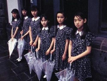 Старые фото: тайная жизнь юных японских актрис в тренировочном лагере 