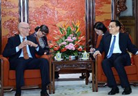 Ли Кэцян встретился с бывшим министром финансов США Г.Полсоном