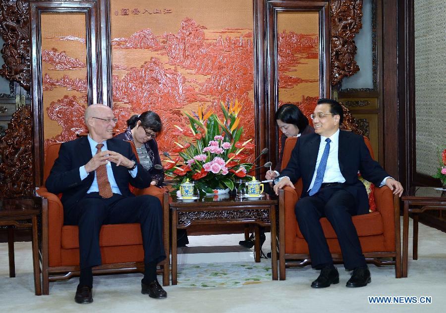 Ли Кэцян встретился с бывшим министром финансов США Г.Полсоном