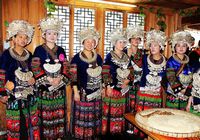 66 пар китайских и иностранных молодожён провели свадебную церемонию в Мяоской национальной волости провинции Гуйчжоу 