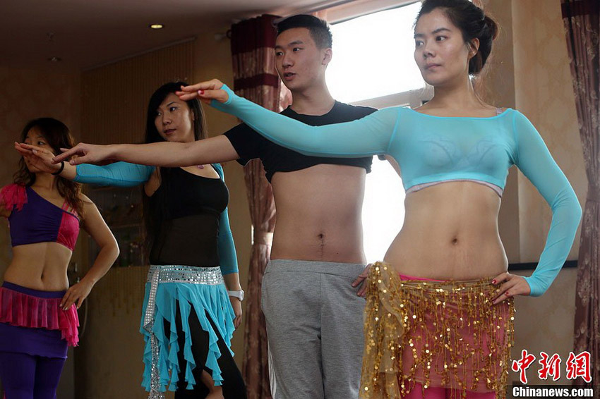 15 ноября в женском фитнес-клубе города Тайюань провинции Шаньси ученицы ритмично танцуют, следуя за тренером, родившимся в 90-е годы.