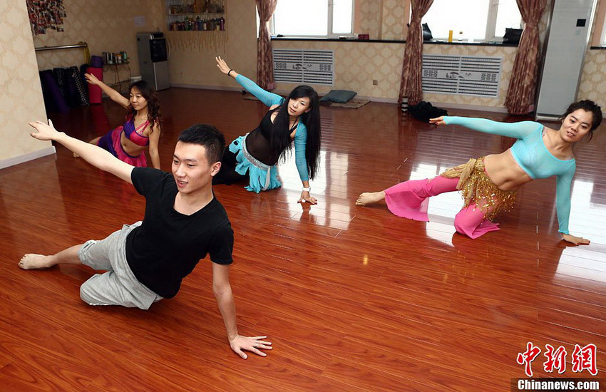 Молодой инструктор танцует изящно, сексуально и обаятельно, его движения исполнены радости и уверенности.