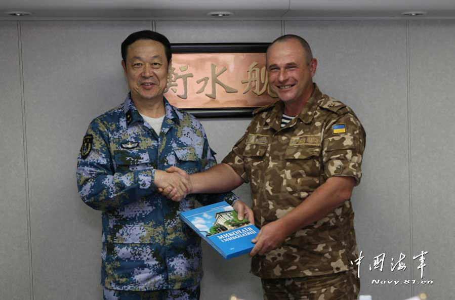 После завершения учений, генерал-майор украинского корабля Тарасов на вертолете прибыл на палубу китайского фрегата и встретился с китайским командиром Цзяном Чжунхуа.
