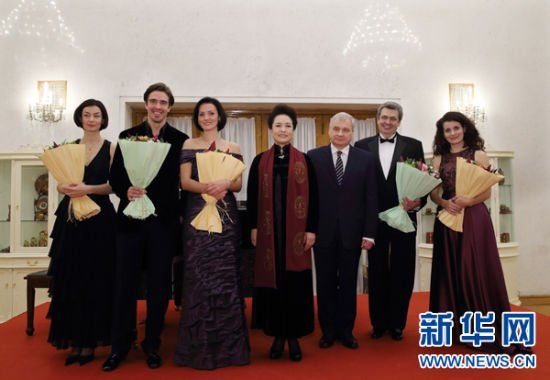 На вечере русской оперы в честь П.И.Чайковского присутствовала супруга председателя КНР Пэн Лиюань 