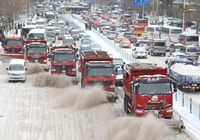 Харбин продолжает заваливать снегом: на дорогах заторы