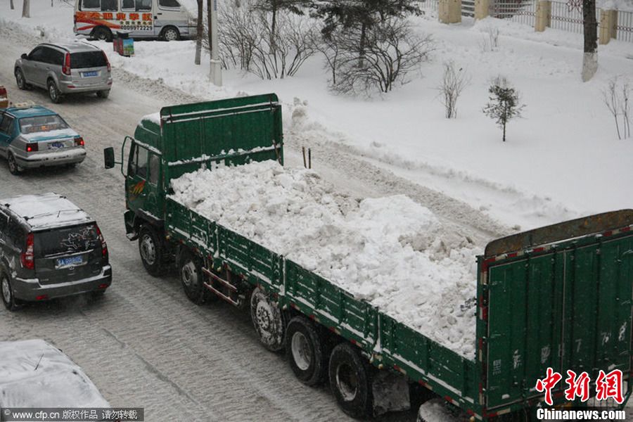 Харбин продолжает заваливать снегом: на дорогах заторы