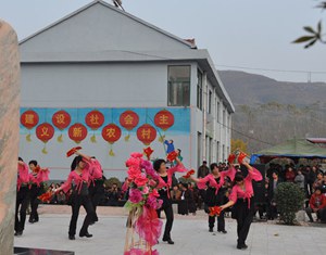 В сельском квартале Мэйцзяпо уезда Июань плясками и песнями отметили юбилейную годовщину