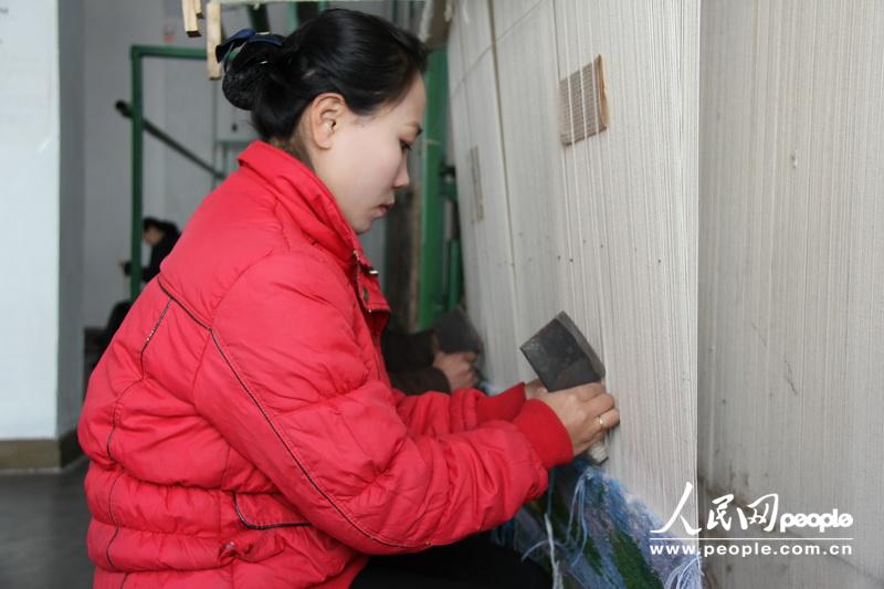 Ковровой завод в г.Пхеньян, расположенный в районе Сичэн, является старым заводом с более 50-летней историей и принадлежит кабинету министров КНДР. 