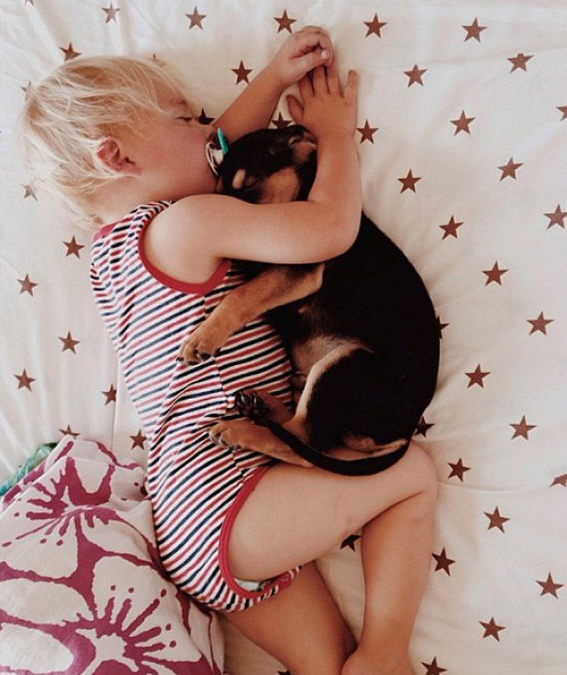 Малыш и собака: сон в объятьях друг друга