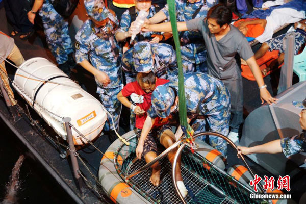 Китайский корабль 'Мирный ковчег' принимает на свой борт пострадавших филиппинцев