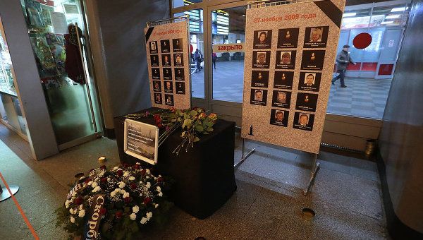 На вокзалах Москвы и Санкт-Петербурга почтили память жертв теракта на поезде 'Невский экспресс'