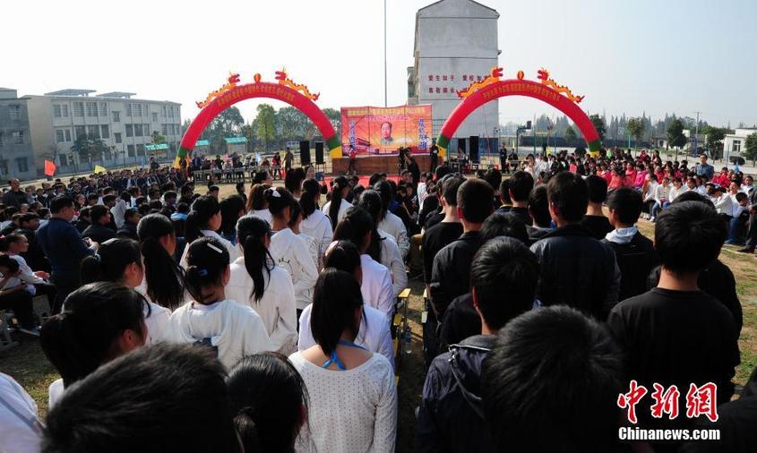 21 ноября в волости Хэлунху уезда Сянъинь провинции Хунань провели конкурс выразительного чтения стихотворений Мао Цзэдуна в честь 120-летия со дня его рождения. В тот день дети волости собрались, чтобы прочесть наизусть стихи Мао Цзэдуна.