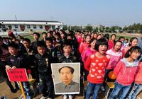 Дети в деревне провинции Хунань читали стихи Мао в честь 120-летия со дня рождения Мао Цзэдуна