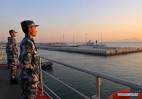 Первый китайский авианосец 'Ляонин' впервые зашел в военный порт города Санья