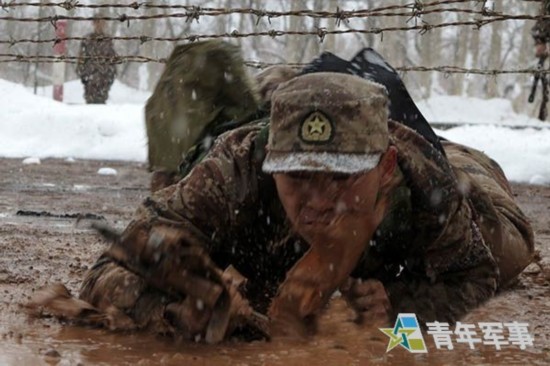 СУАР: Новые солдаты на тренировке в суровую погоду