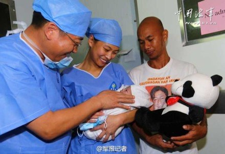 Филиппинский ребенок родился на китайском госпитальном судне «Ковчег мира»