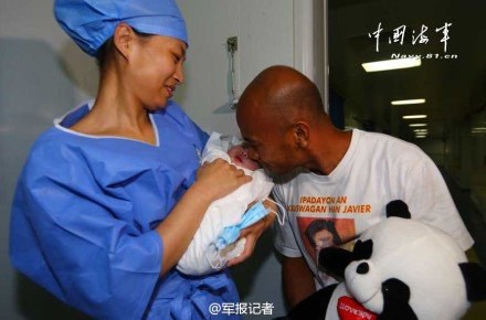 Филиппинский ребенок родился на китайском госпитальном судне «Ковчег мира»