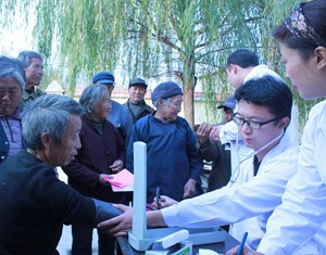 Уезд Июань: бесплатные медикаметы доставлены в сельские районы