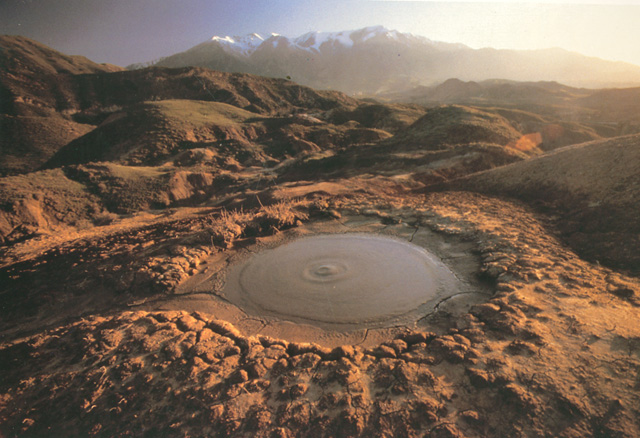 Грязевой вулкан – уникальный пейзаж в Синьцзян-Уйгурском автономном районе