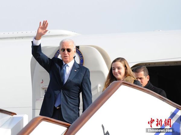 Вице-президент США Джозеф Байден прибыл в Пекин с 2-дневным визитом