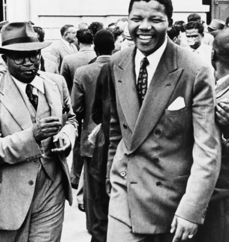 В 1958 году Нельсону Манделе впервые предъявлен иск властями ЮАР, которые обвиняли его в «государственной измене». 