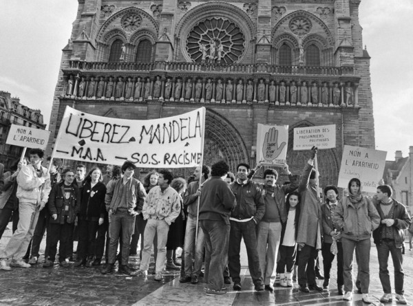 25 декабря 1985 года в Париже организация против расизма SOS Racism провела митинг, обратилась к администрации ЮАР с призывом освободить Манделу.