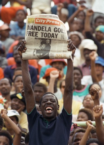 11 февраля 1990 года один молодой человек в Соуэто (поселение в юго-западной окраине Йоханнесбурга) высоко поднял газету с полосой об освобождении Манделы.