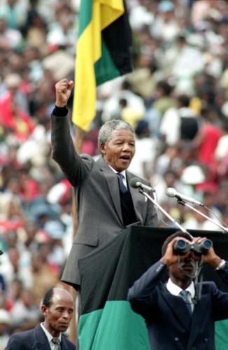 13 февраля 1990 года на футбольном поле в Соуэто Нельсон Мандела после освобождения выступает с речью перед сторонниками АНК.