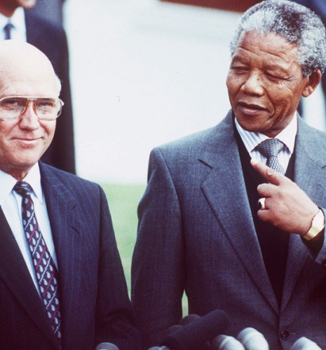 2 мая 1990 года экс-президент ЮАР Фредерик Виллем де Клерк (Frederik Willem de Klerk) и Нельсон Мандела выступают с речью по поводу переговоров между АНК и правительством ЮАР. 