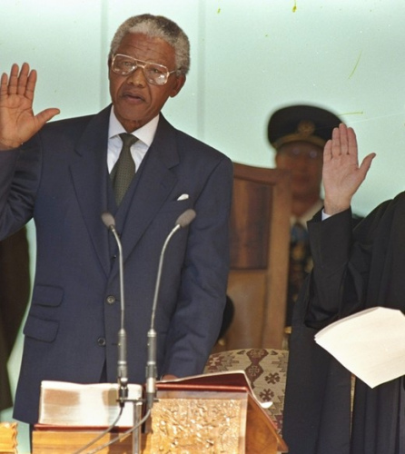 В 1994 году Мандела стал первым президентом, который был избран путем демократических выборов, он также стал первым темнокожим президентом ЮАР. 