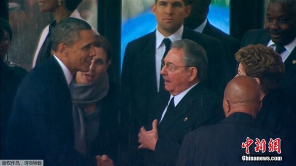 Президент США Барак Обама и лидер Кубы Рауль Кастро Рус во вторник пожали друг другу руки на панихиде по экс-президенту ЮАР Нельсону Манделе.