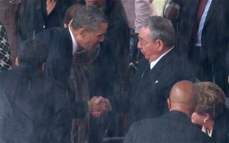 Б. Обама пожал руку лидеру Кубы Раулю Кастро на панихиде по Н. Манделе