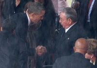 Б. Обама пожал руку лидеру Кубы Раулю Кастро на панихиде по Н. Манделе