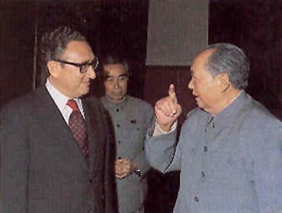 Мао Цзэдун и Генри Киссинджер разговаривают в теплой атмосфере
