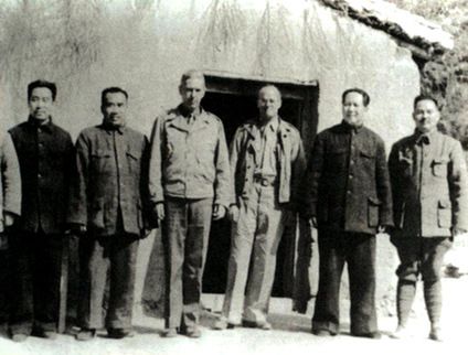 Мао Цзэдун, Чжу Дэ, Чжоу Эньлай, Е Цзяньин и Джон Сервис (4-й справа) в Ванцзяпин г. Яньань.