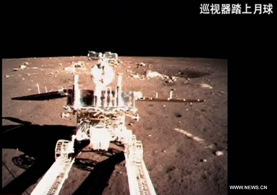 Первый китайский луноход отстыковался от аппарата 'Чанъэ-3' и успешно достиг поверхности Луны