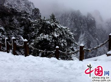 Первый снег в туристическом районе Хуаншань 