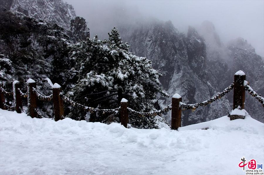 Первый снег в туристическом районе Хуаншань 