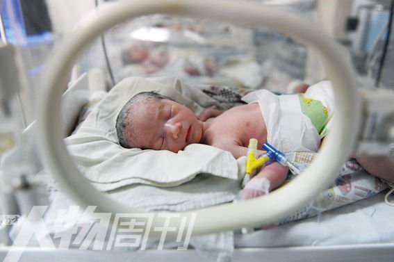 60-летняя женщина родила двойню благодаря искусственному оплодотворению