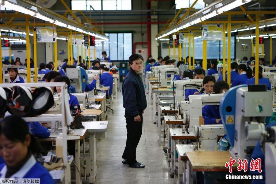 В объективе: северокорейские рабочие в индустриальном парке Кэсон