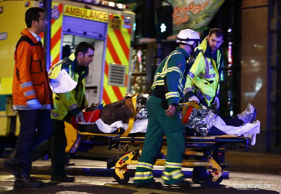 В результате того, что в четверг в находящемся в центре Лондона знаменитом театре 'Аполло' обрушилась крыша, травмы получило не менее 88 человек. 