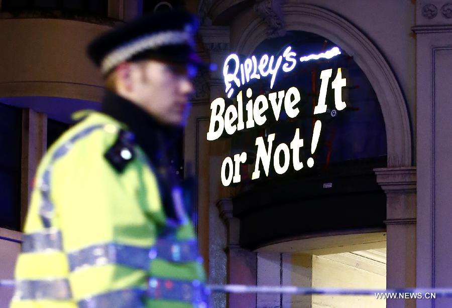 В результате того, что в четверг в находящемся в центре Лондона знаменитом театре 'Аполло' обрушилась крыша, травмы получило не менее 88 человек. 