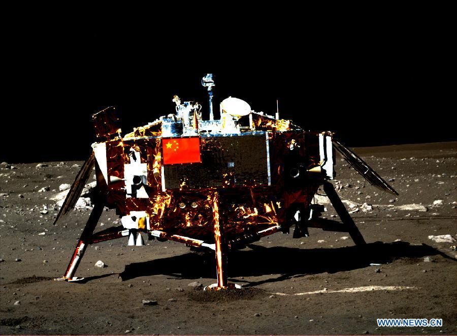 Китайский луноход 'Юйту' приступил к исследованию Луны после завершения взаимной съемки с посадочным модулем 'Чанъэ-3'