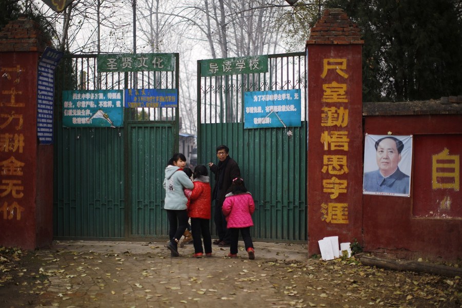 В волости Сытун уезда Хуайян провинции Хэнань есть красное двухэтажное здание, которое находится посреди пшеничного поля – это «красная средняя школа» -- демократическая школа, которую создал Ся Цзухай.