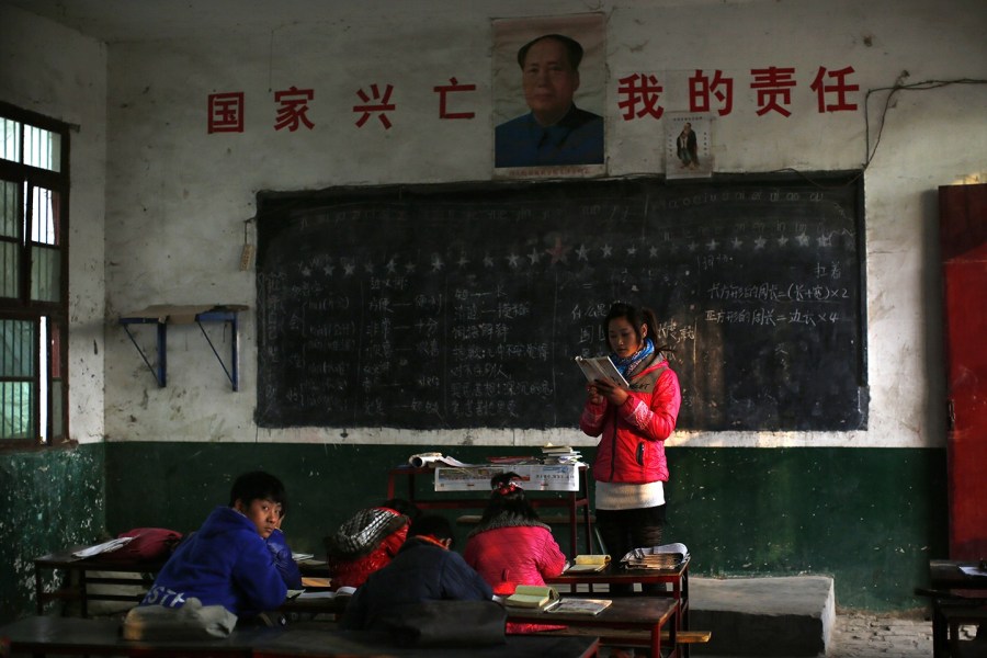 В этой школе везде развешаны портреты Мао Цзэдуна, школьники живут под пристальным взором «великого кормчего».