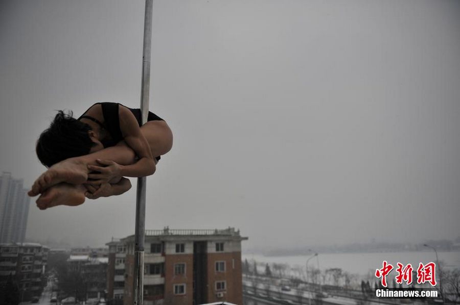 17 декабря члены Национальной команды по танцам на пилоне Китая вместе с учащимися Учебно-спортивного центра по пилонному танцу продемонстрировали свое мастерство в аквапарке Тяньцзиня, тем самым, привлекли внимание горожан. 