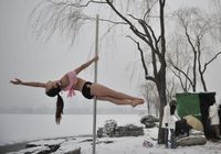 Танцовщицы на пилоне показывают свое мастерство в снежную погоду